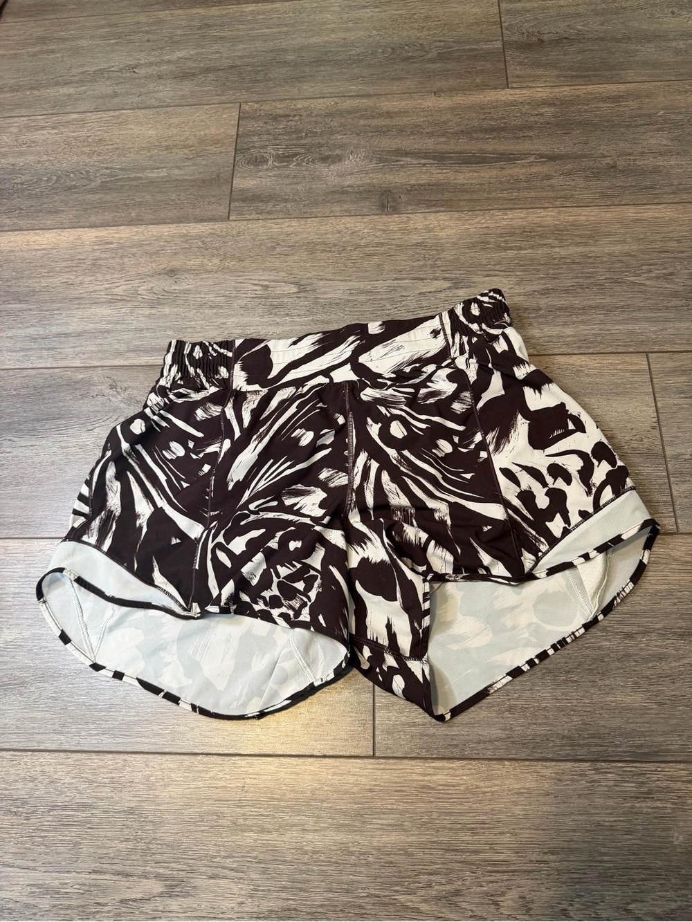 Lululemon Hotty Hot High Rise Lined Short 4โ Monarch Bloom Bone Espresso/Bone 12